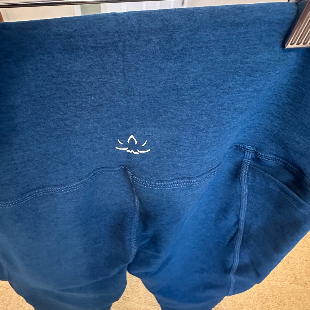 Beyond Yoga Women’s Deep Navy High-Rise Leggings with Pocket NWT - Picture 3 of 5